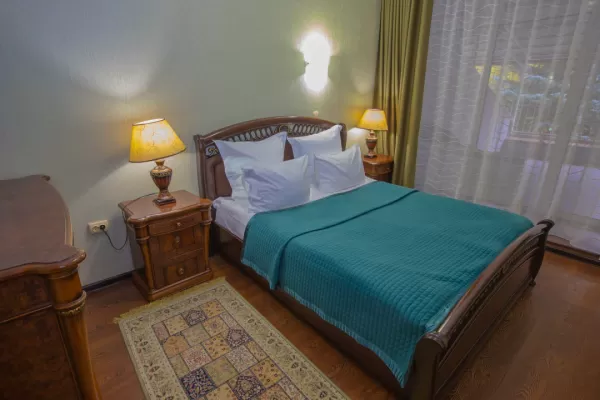 Номер «Люкс Комфорт» в санатории Вилла Арнест в городе Кисловодске - фотография